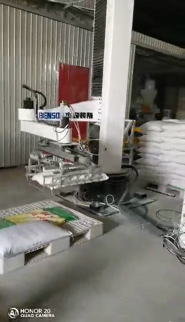 紙箱碼垛機(jī)器人真空吸盤式紙箱助力碼垛機(jī)械臂