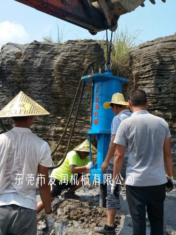 河北石家莊石英礦開采大型液壓破石機