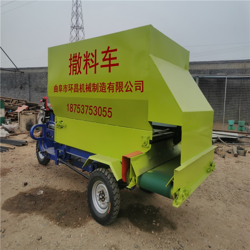 養(yǎng)殖場飼料上料機牛羊撒料  自動喂料車撒料車