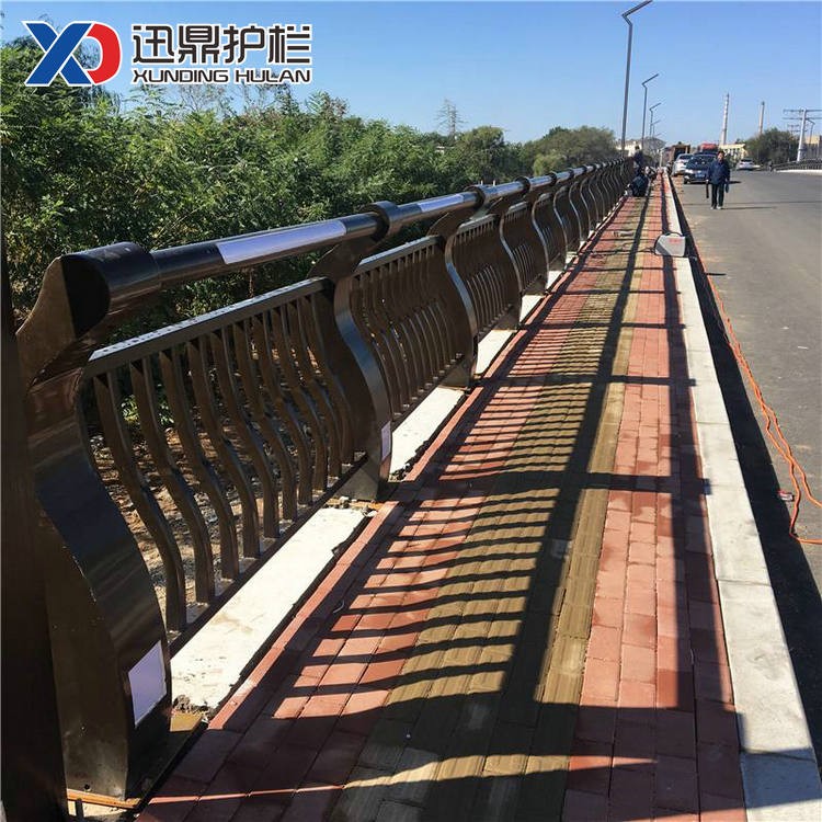 302不銹鋼復合管隔離欄桿|橋梁護欄多少錢一米
