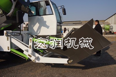 山東宏潤攪拌車生產廠家  水泥混凝土拌合設備 混水泥攪拌車多少錢