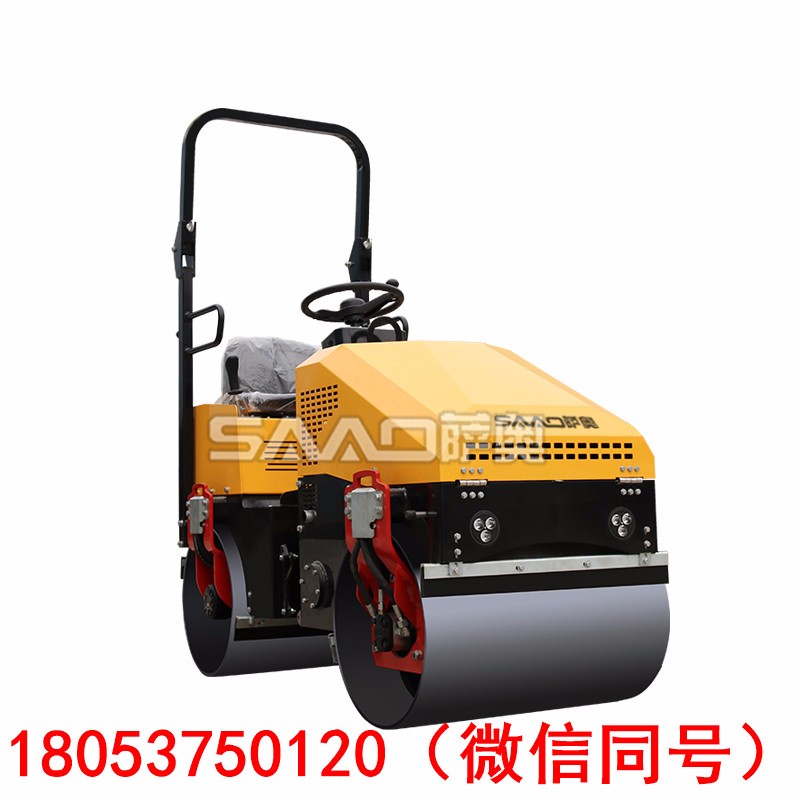 雙驅(qū)行走的壓路機