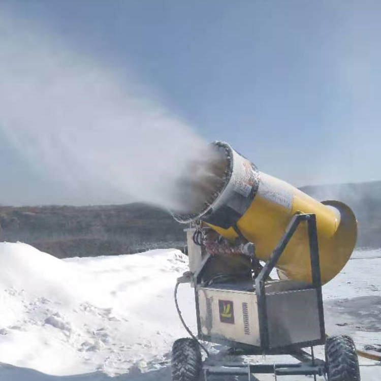 冬季滑雪設(shè)施大型造雪機(jī) 國(guó)產(chǎn)造雪機(jī)廠家 造雪機(jī)價(jià)格